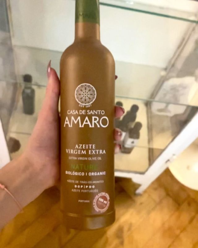 🇵🇹AMARO🇵🇹

Petit détour par le Portugal avec une huile d’olive extra vierge biologique. 

Amaro provient d’une production rare de 2500 bouteilles par an seulement 🤫

En bouche, des sensations douces, amères et épicées qui forme un tout équilibré ce qui vous permettra de la marier du morceau de viande🥩 au poisson cuit au four🐟, de la salade🥗 à la mousse au chocolat🍫

Cette huile aux notes harmonieuses saura vous rendre créatif🧑‍🌾🧑‍🍳

#watow #epicerietoulouse #epiceriefine #huiledolive #portugal #amaro #oilolive #biologic #toulouse #toulousemaville