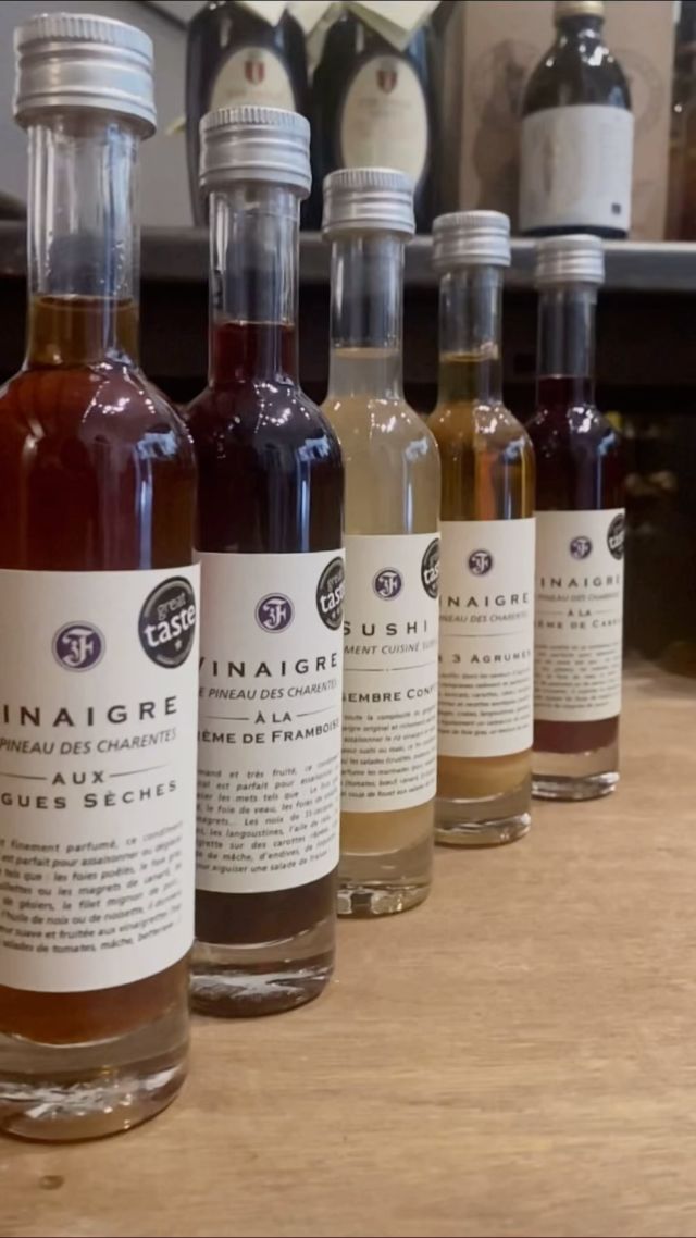🇫🇷NOS VINAIGRES DE CHARENTE🇫🇷

C’est en Charente que s’est établi depuis 35 ans, Françoise Fleuriet et son mari Philippe pour nous élaborer des recettes à partir de leurs propres récoltes de fruits et de légumes… 👨‍🌾👩‍🌾

Aujourd’hui, c’est à partir d’un vinaigre artisanal de pineau noir… après une lente réduction accompagnée des fruits frais.. que nous vous invitons à découvrir leurs vinaigres présents dans votre boutique et Loge Watow📍🙋‍♀️

Vinaigre 3 agrumes, Sushi, Framboise, Cassis et Figue sèche, ils ont tous leurs spécialités et je vous promets que vous vous amuserez a assaisonner, déglacer vos plats!

De la vinaigrette salade, aux viandes, foies et tartares, en passant part les desserts, il existe forcément un vinaigre fait pour vous! 

#Watow #Vinaigre #epiceriefine #epicerietoulouse #toulousemaville #figueseche #cassis #cremedeframboise #3agrumes #sushi