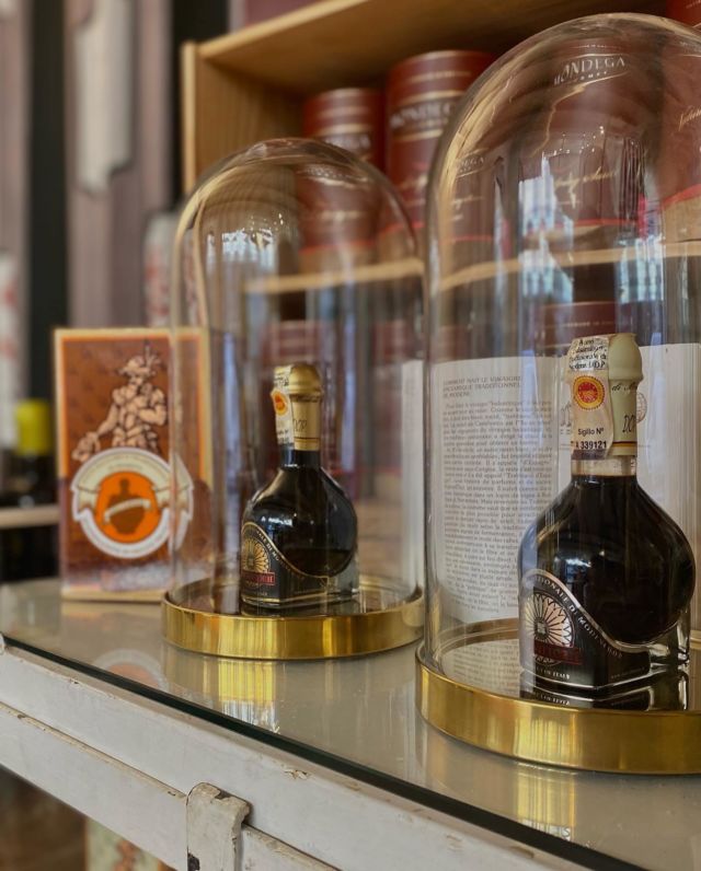 🇮🇹ACETO BALSAMICO🇮🇹

Davide Maletti et Giorgio Regnani ont offert un beau clin d’œil à leurs filles, toutes deux prénommées Maria Vittoria, en appelant leur société agricole Due Vittorie. 👧✨👧

Fiers de leur vinaigre balsamique, dans la plus pure tradition AOP et IGP innovent en permanence avec de nouvelles formules qui marient tradition et modernité. On vous laisse découvrir ce que le meilleur des maitres vinaigriers peut nous offrir …🍇🍷

Confectionné à partir de mout de raisin cuit (90%) mélangé avec un peu de vinaigre de vin blanc, un vieillissement de plusieurs mois de vieillissement en tonneaux de bois. Sans additif, sans colorant ajouté, sans caramel ajouté, sans antioxydant ajouté. Sans sulfites. 🫶

Et pour les plus expérimentés….on vous laisse découvrir le 12 ans d’âge et le 25 ans d’âge. Confectionnés à 100% à partir de mout de raisin cuit, un vieillissement pendant douze années ou bien vingt-cinq selon votre choix, en tonneaux de bois différents, selon les règles strictes du Consorzio di Modena DOP.🤌

En Bouche, Intense et délicat, persistant avec une pointe d’acidité et des notes boisées. En un seul mot, entêtant.🤫

Il sera gourmand sur une panna cotta, compagnon idéal d’un vieux fromage, flamboyant dans une salade fraîche, sur des fraises gariguettes ou sur une crème glacée.👩‍🍳

#duevittorie #vinaigrebalsamique #italia #watow #epiceriefinetoulouse #toulousemaville #acetobalsamico #12ansdâge #25ansdâge