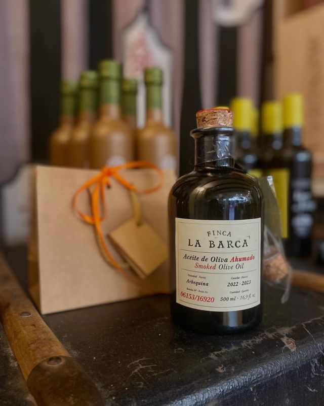 🇪🇸ESPAÑA🇪🇸

On s’envole pas loin de chez nous, là où son fondateur, Cecilio Oliva et ses deux enfants, Javier et Carlos, ont élaboré l’huile d’olive fumée Finca la Barca à partir d’une huile monovariétale Arbequina!🥰🥰

L’huile d’olive, issue de leur propre oliveraie, est fumée au bois de chêne pendant deux semaines selon la méthode traditionnelle de la région de La Vera!👩‍🌾👨‍🌾

Parce la méthode de fumage est restée artisanale, on comprend mieux pourquoi chaque bouteille est produite en édition limitée, numérotée et cachetée à la cire. Et si vous vous faisiez un beau cadeau ? Vous le méritez, non ?🤤🫶

#watow #epiceriefinetoulouse #toulousemaville #arbequina #fincalabarca #huiledolive #españa #huiledoliveespagnole