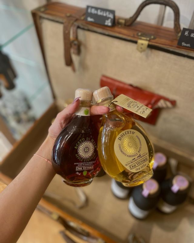 🇮🇹NOS VINAIGRES D’ITALIE🇮🇹

Après les vinaigres balsamiques 12 ans, 25 ans d’âge… Due Vittorie ne s’arrête pas ! Watow vous présente alors deux vinaigres réalisés avec goût pars notre producteur italien !

L’un est un condiment blanc, mélange de vinaigre de vin blanc et de vinaigre balsamique de Modène IGP.

L’autre est le résultat d’une lente fermentation de jus de pommes d’origine Italienne dans des barriques de chênes pendant plus de 12 mois.

Les deux seront idéals en cuisine de plats sucrés-salés ou de marinades. Essayez-le en préparation de desserts pour parfumer vos pâtes à tarte ou enrichir vos crèmes d’une note acidulée. Ils deviennent même de surprenants compagnons d’un fromage type emmental ou d’une noix de Saint Jacques.

#vinaigredepomme #vinaigrebalsamique #vinaigreitalien #duevittorie #epiceriefinetoulouse #toulousemaville #vinaigredevinblanc #sucréesalée #watow