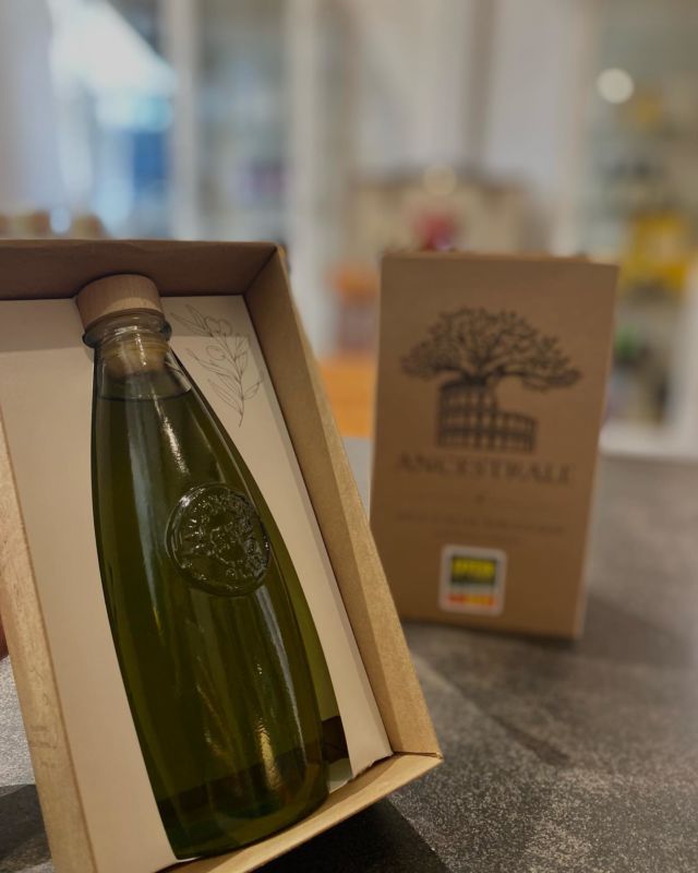 🇹🇳 HUILE D’OLIVE ANCESTRALE TUNISIENNE🇹🇳

Watow vous emmène en Tunisie, plus précisément dans la région de Sfax pour découvrir une huile d’olive ancestrale cultivée vertueusement et biologiquement!🌱

Elle se démarque par son goût fruité intense sans amertume, reconnu saveur de l’année 2022…et son flacon est même réutilisable ! On ne lui trouve que des qualités🏅🫠

Il ne lui manque que vous pour la marier à vos meilleurs plats méditerranéen !👨‍🍳👩‍🍳

#watow #epiceriefinetoulouse #toulousemaville #huiledolivebio #huiledolive #tunisie #sfax #sfaxtunisia #ancestrale #huiledoliveancestrale