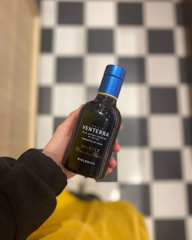 🫶🇮🇹LA PICHOLINE🇮🇹🫶

La Picholine fait sont arrivée juste avant noël🎅🌟

Basé dans les Pouilles, au cœur de la péninsule de Tarente, Tenuta Venterra ne produit que des huiles d'olive extra vierge biologiques et le fait très bien !🧑‍🌾🌱

Sa couleur jaune et ses reflets dorés vous ramènerons en Italie. Et c’est sans compter sur son arôme fruité et son parfum frais d'artichaut et d'origan. ☀️🌷

En bouche, des notes d'abricot contrastent avec des sensations épicées et amères.
Parfaitement équilibrée au goût, Picholine sera idéale pour vos plats aux saveurs intenses.🤤🍽️

#watow #picholineolives #huiledolivebio #epiceriefinetoulouse #toulousemaville #huiledoliveitalienne #huiledoliveextravierge #monovarietaloliveoil