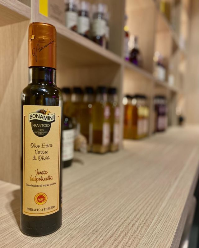 🇮🇹HUILE D’OLIVE DOP ITALIENNE🇮🇹

Une huile aimable dédiée aux palais délicats et à la recherche d'un produit pour tous les jours! 🫶

Un modèle unique entre tradition et innovation, Frantoio Bonamini est dans le haut du tableau d’honneur. 🏅

Giancarlo et son épouse Sabrina sont depuis 16 ans à la tête d’une très belle ferme de 21 hectares plantés de 5200 oliviers. 🌳 Située dans les collines du Val d’Illasi à l’est de Vérone, au nord de l’Italie, cette terre est le berceau de la variété Grignano. Notre couple cultive aussi les variétés Peranzana, Corinata, Leccino, Favarol et Frantoio. C’est pourquoi Giancarlo et Sabrina sont devenus de véritables alchimistes du bon gout : leurs mélanges de variétés sont retravaillés chaque année pour faire sortir des notes de têtes franches, robustes et amples, ainsi que toutes les subtilités en arrière bouche que l’on attend des grands crus. 🌟

Le guide Flos Olei 2023 (l’équivalent du guide Michelin pour les huiles d’olive) ne s’y est pas trompé et leur a attribué la note maximale de 100/100, note qui n’est attribuée qu’à seulement 1% du millier d’huile en sélection … c’est tout dire ! 😎💪

#watow #epiceriefine #toulousemaville #epiceriefinetoulouse #huiledoliveextravierge #dop #italie #huiledolive #ruedemetz #marchevictorhugotoulouse