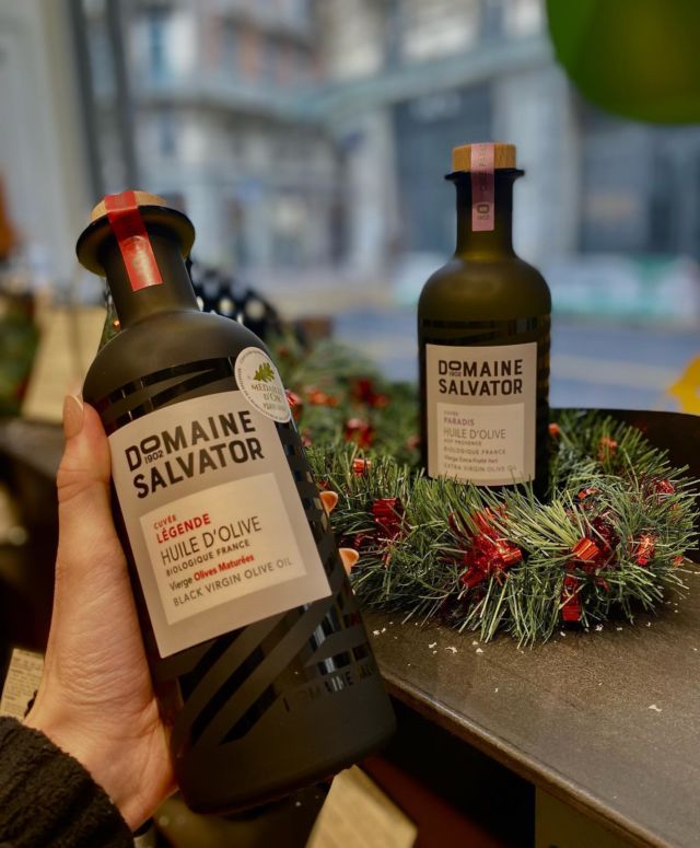 NOS CUVÉE FRANÇAISE ET BIOLOGIQUE ✨

Découvrez nos cuvées légende et paradis, issus du domaine salvator depuis 1902 !

La cuvée paradis, une huile d’olive biologique, aux arômes intenses et fruités de banane et d’amande fraîche 🤤

La cuvée légende, une huile d’olive maturées et biologique, une expérience sensorielle d’olive noire, de pruneaux et de fruits confits🫠

Elles vous attendent en boutique, en loge ou sur le site internet watow.fr !🫶

Bonne fête de fin d’année de la part de tous nos chercheurs d’huiles ❤️🌟

#watow #epiceriefinetoulouse #toulousemaville #huiledolivebiologique #huiledolivefrançaise #huiledolivefruitevert #huiledolivenoire #joyeusefête