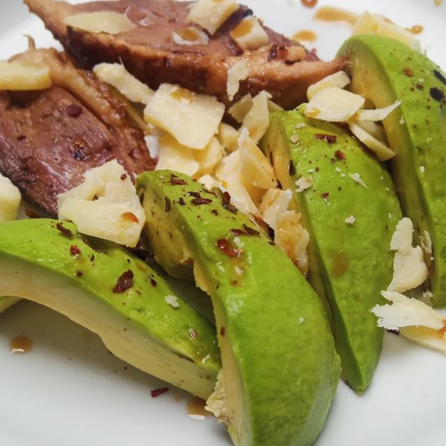 Basic in kitchen, les basiques en cuisine : notre vinaigre de pomme italien relève une salade d'avocats et de parmesan, le secret un tour de moulin de notre piment fumé doux !
A retrouver en ligne sur www.watow.fr 
#vinaigredepomme #recettehealthy #recettefacile #cuisiner #epicerietoulouse #epiceriefine #venteenligne #solde #mangersainement #mangerbio #mangermieux #huiledolivenonfiltree #huilevierge